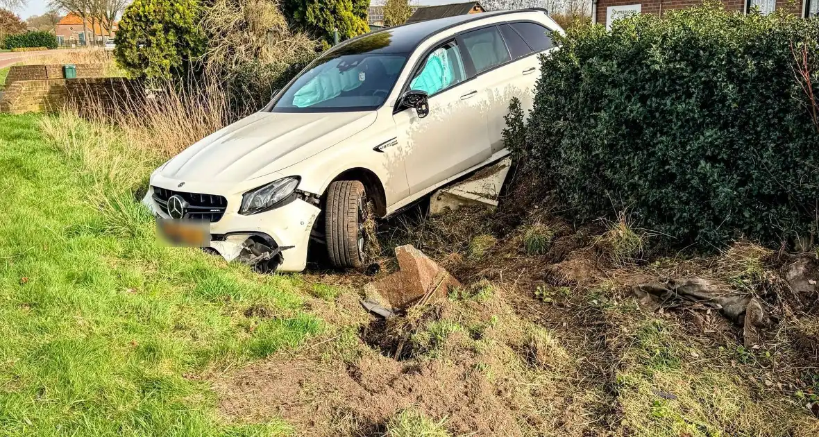 Mercedes AMG belandt in sloot - Foto 8