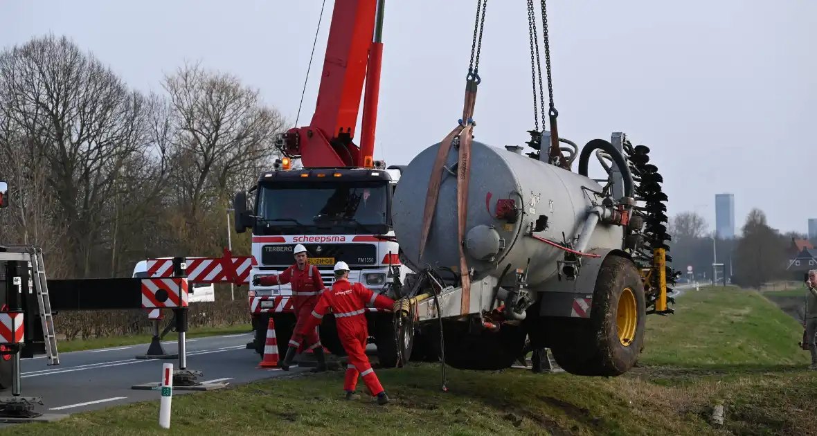 Eenzijdig ongeval met giertank op provinciale weg - Foto 10