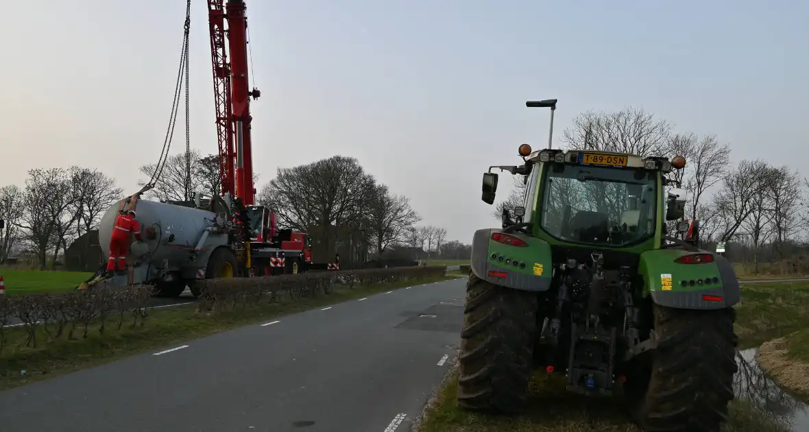 Eenzijdig ongeval met giertank op provinciale weg - Foto 16