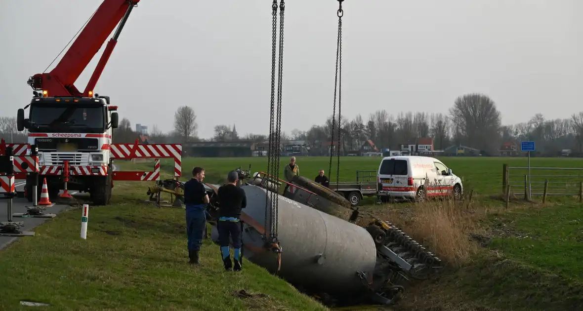 Eenzijdig ongeval met giertank op provinciale weg - Foto 2