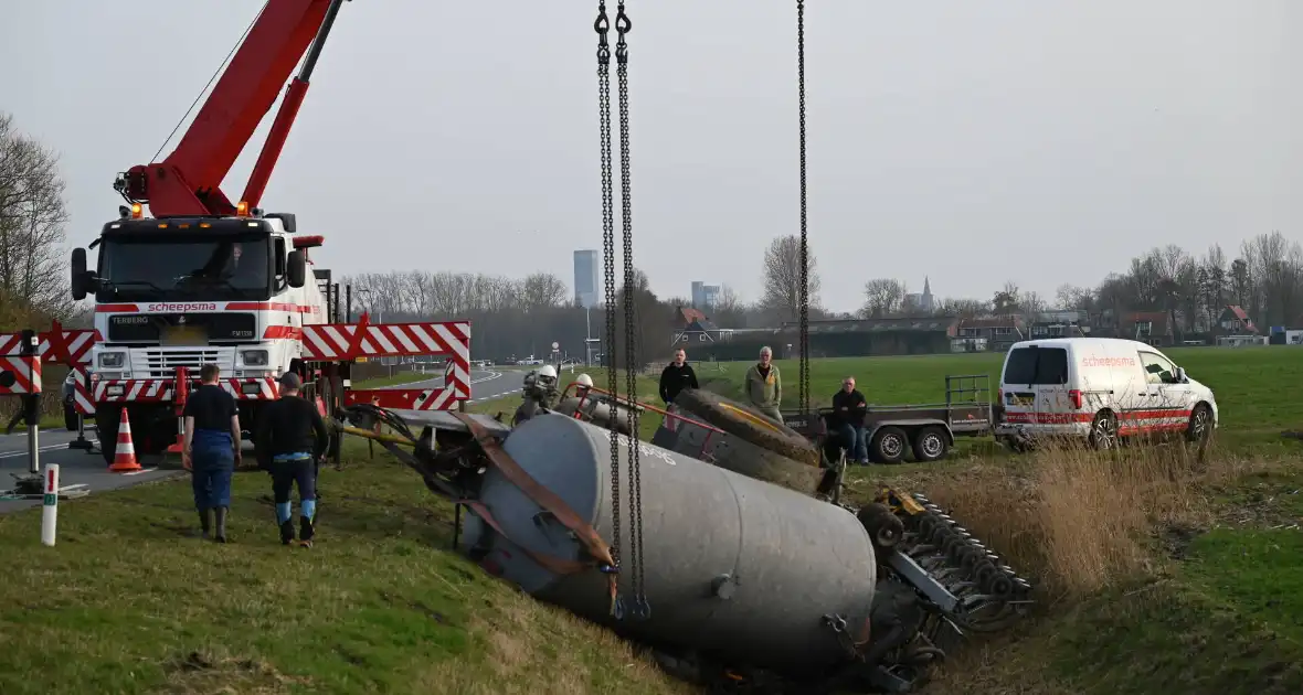 Eenzijdig ongeval met giertank op provinciale weg - Foto 4