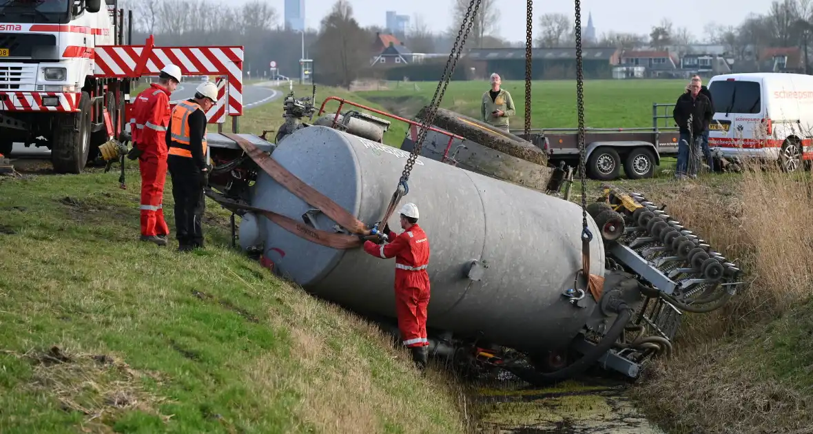 Eenzijdig ongeval met giertank op provinciale weg - Foto 5
