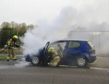 Motorblok van auto in brand tijdens rit