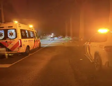 Auto botst op boom met zwaargewonde bestuurder