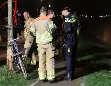 Hulpdiensten controleren slootkant na aantreffen van fiets
