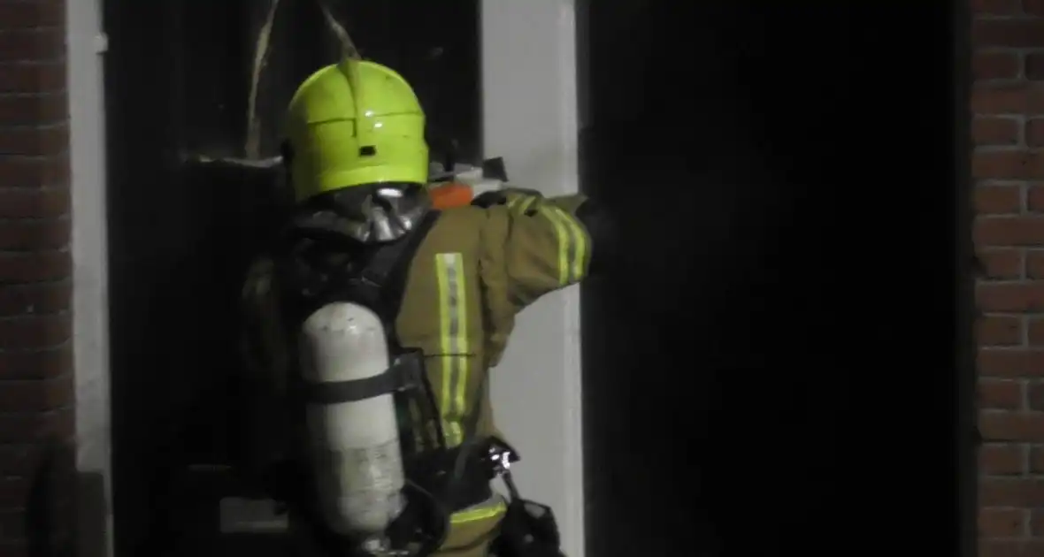 Middelbrand in woning zorgt voor grote inzet - Foto 10