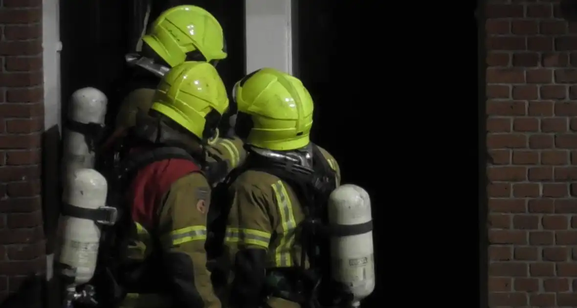 Middelbrand in woning zorgt voor grote inzet - Foto 11