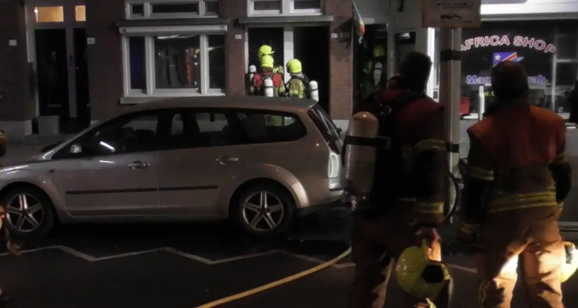 Middelbrand in woning zorgt voor grote inzet - Foto 12