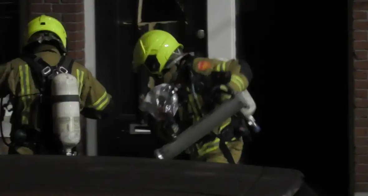 Middelbrand in woning zorgt voor grote inzet - Foto 15