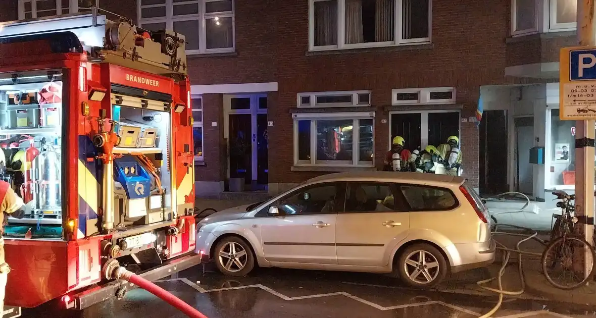 Middelbrand in woning zorgt voor grote inzet - Foto 5
