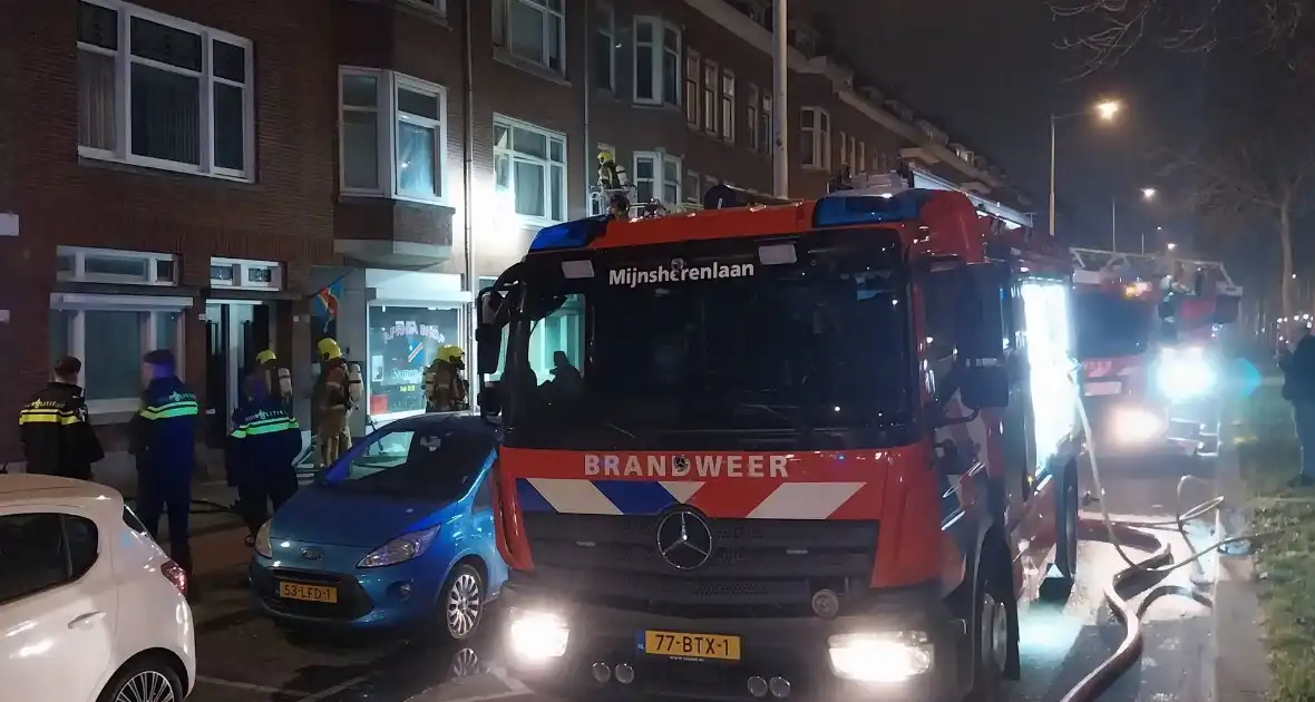 Middelbrand in woning zorgt voor grote inzet - Foto 6