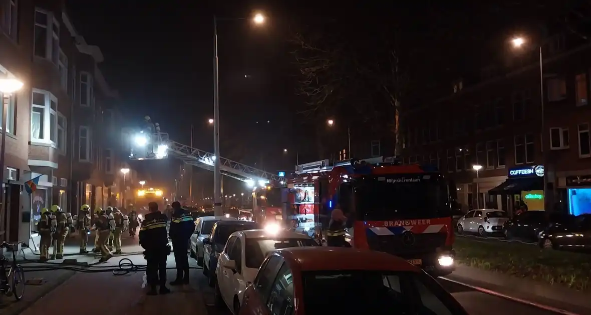 Middelbrand in woning zorgt voor grote inzet - Foto 7