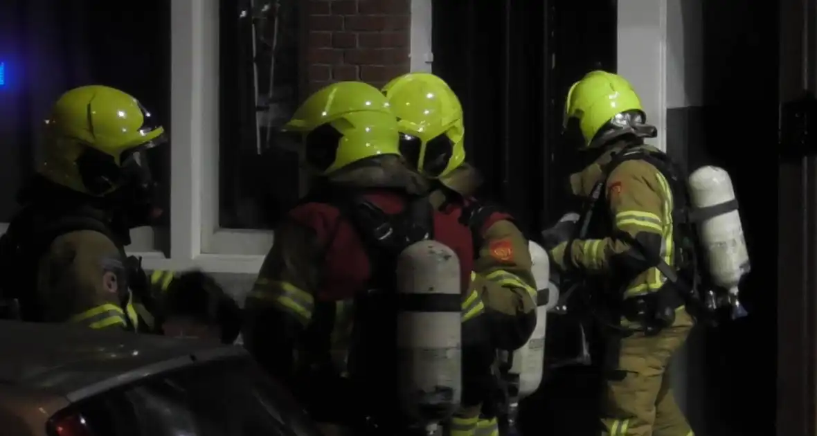 Middelbrand in woning zorgt voor grote inzet - Foto 8