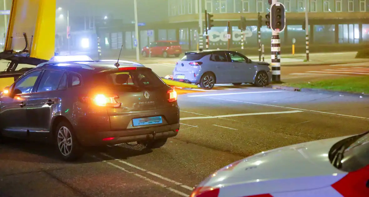 Aanrijding tussen taxi en personenauto met gewonde