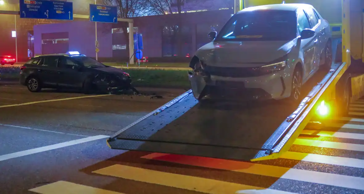 Aanrijding tussen taxi en personenauto met gewonde - Foto 1