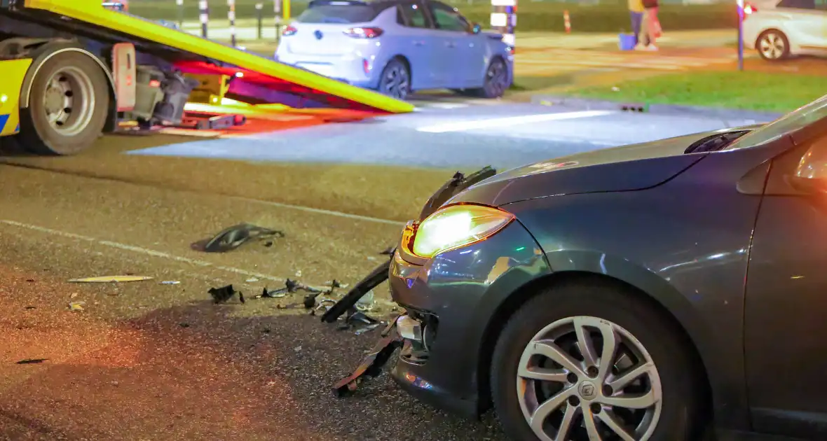 Aanrijding tussen taxi en personenauto met gewonde - Foto 2