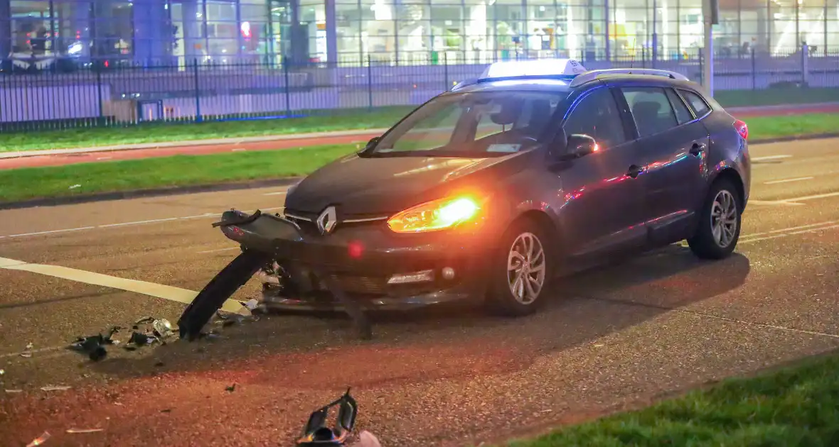 Aanrijding tussen taxi en personenauto met gewonde - Foto 3