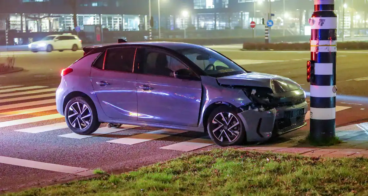 Aanrijding tussen taxi en personenauto met gewonde - Foto 4