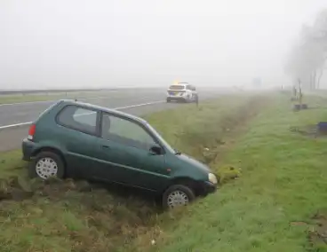 Bestuurder belandt onder invloed in sloot