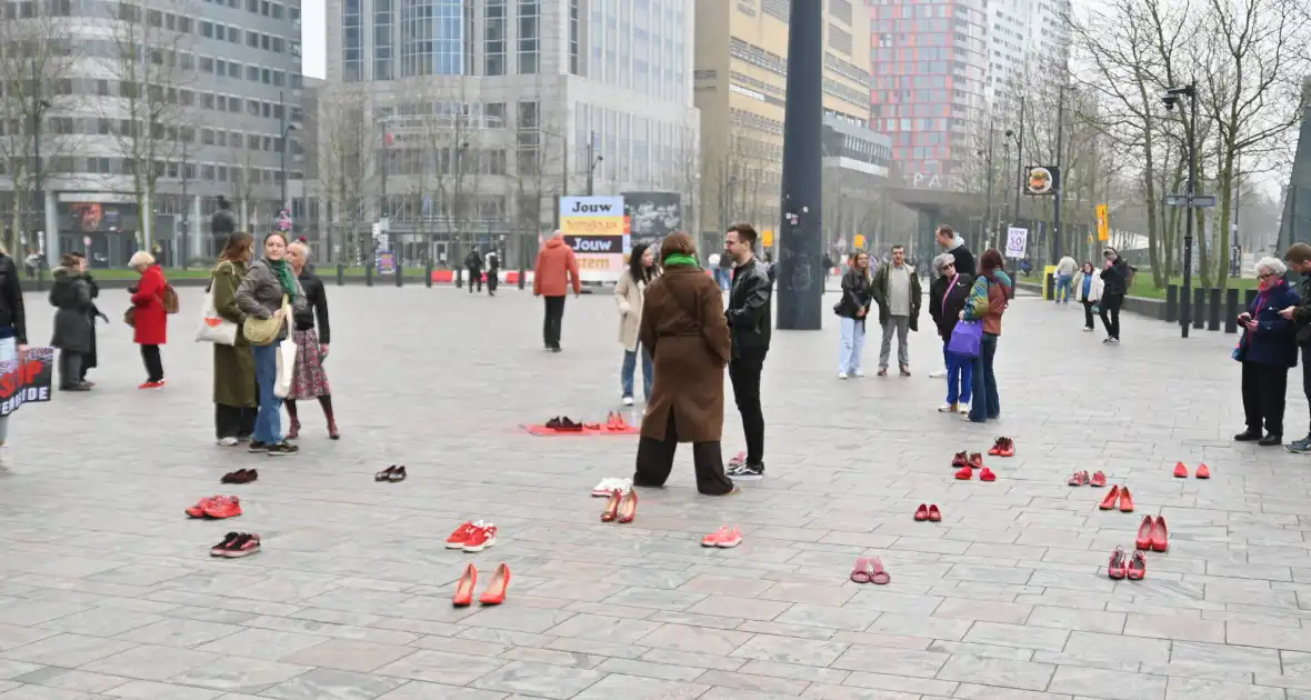 Rode hakken-demonstratie vraagt aandacht voor femicide - Foto 10