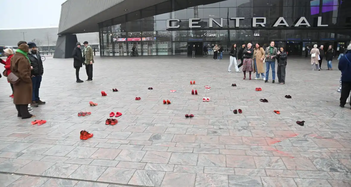 Rode hakken-demonstratie vraagt aandacht voor femicide - Foto 11