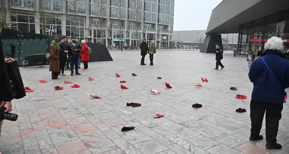 Rode hakken-demonstratie vraagt aandacht voor femicide - Foto 12