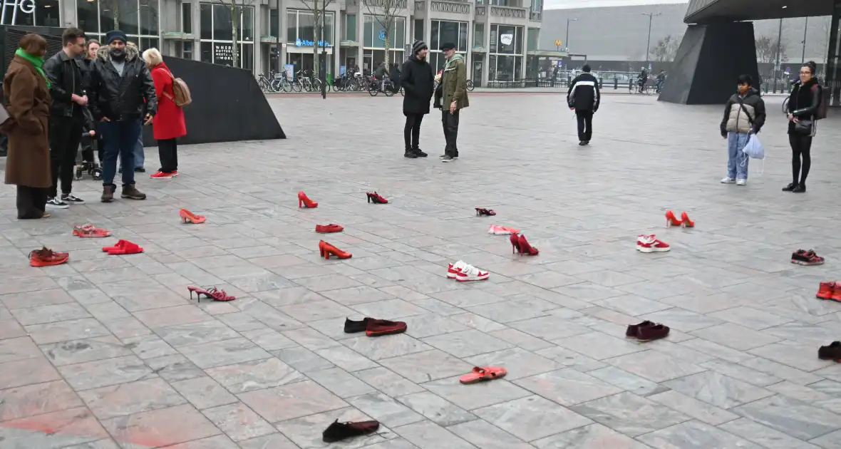 Rode hakken-demonstratie vraagt aandacht voor femicide - Foto 13