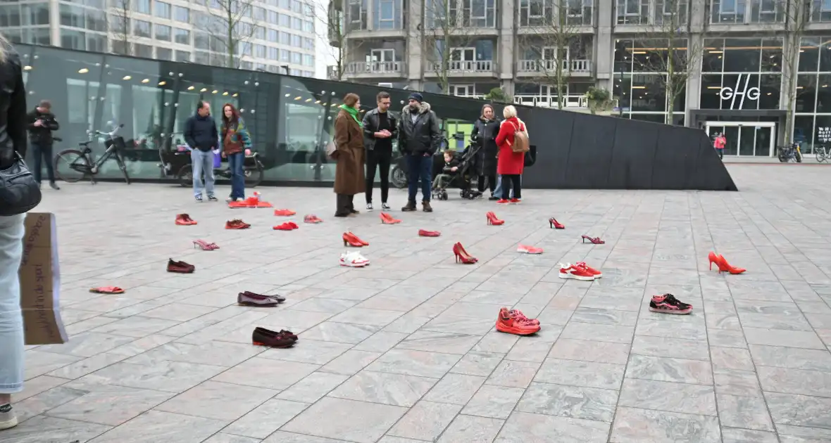 Rode hakken-demonstratie vraagt aandacht voor femicide - Foto 14