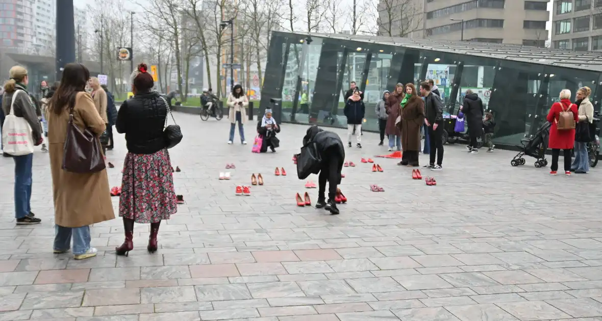 Rode hakken-demonstratie vraagt aandacht voor femicide - Foto 15