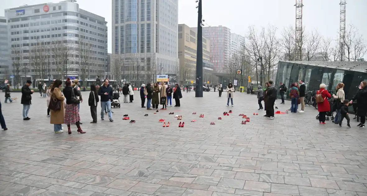 Rode hakken-demonstratie vraagt aandacht voor femicide - Foto 16
