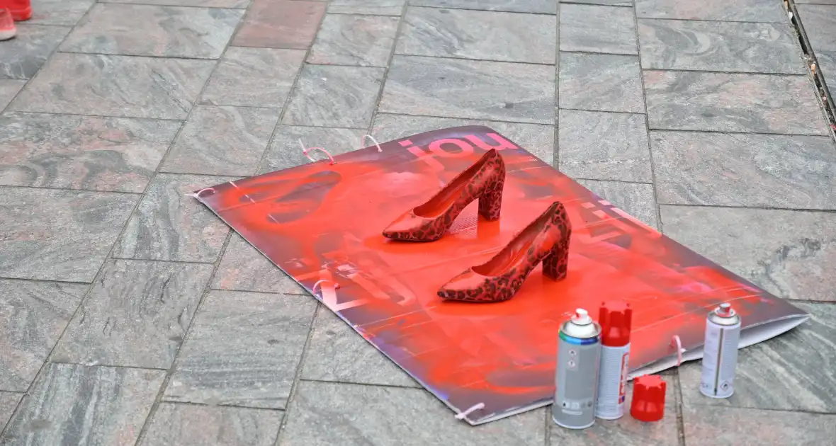 Rode hakken-demonstratie vraagt aandacht voor femicide - Foto 17