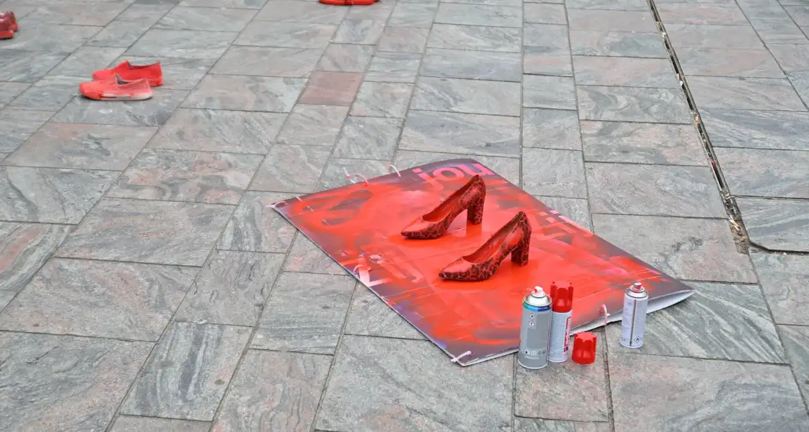 Rode hakken-demonstratie vraagt aandacht voor femicide - Foto 18