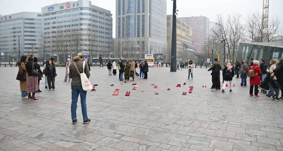 Rode hakken-demonstratie vraagt aandacht voor femicide - Foto 19