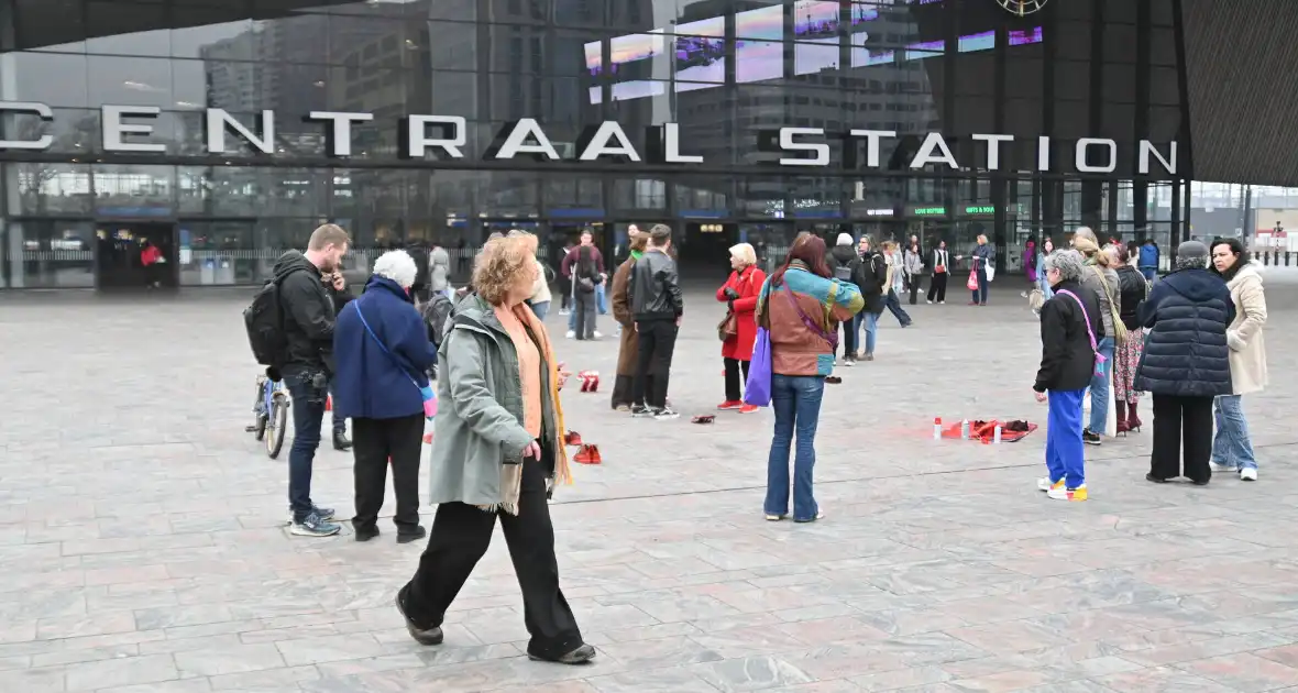 Rode hakken-demonstratie vraagt aandacht voor femicide - Foto 3
