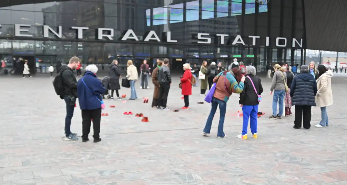 Rode hakken-demonstratie vraagt aandacht voor femicide - Foto 4