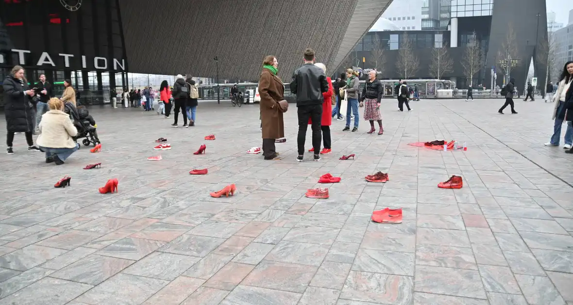 Rode hakken-demonstratie vraagt aandacht voor femicide - Foto 5