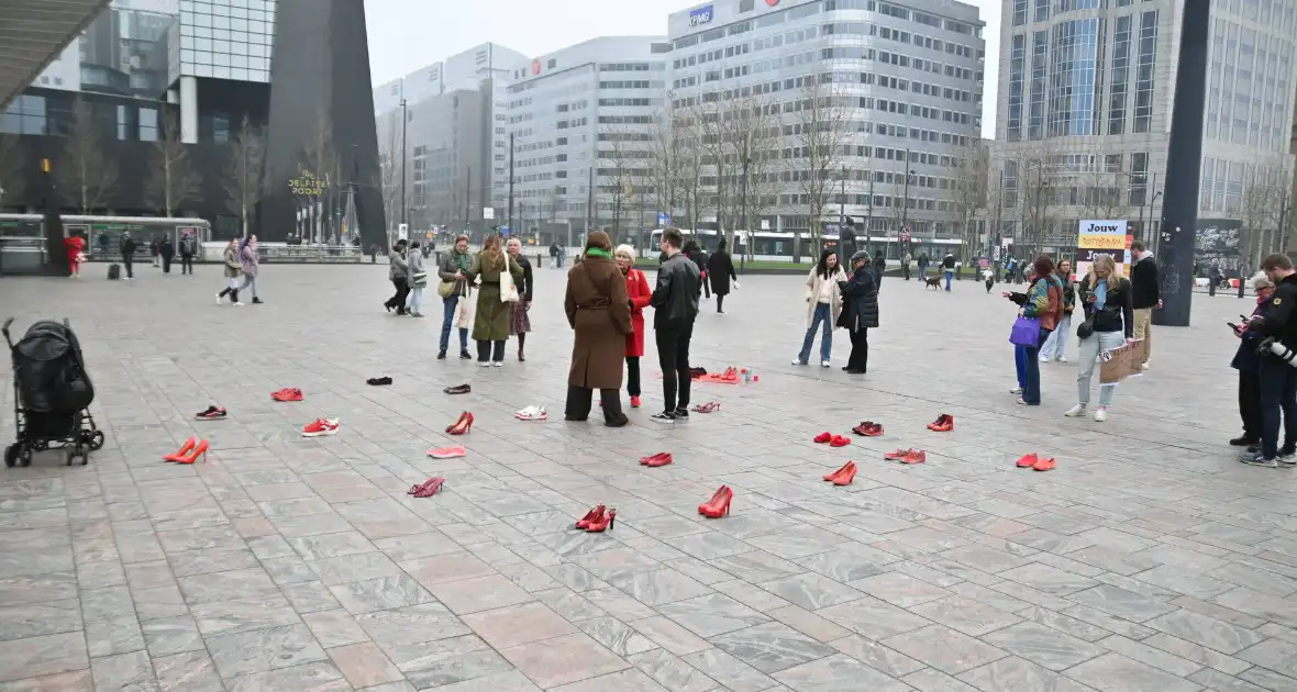Rode hakken-demonstratie vraagt aandacht voor femicide - Foto 6