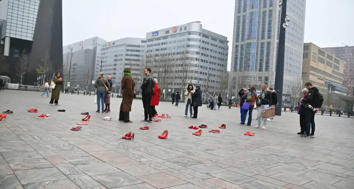 Rode hakken-demonstratie vraagt aandacht voor femicide - Foto 7