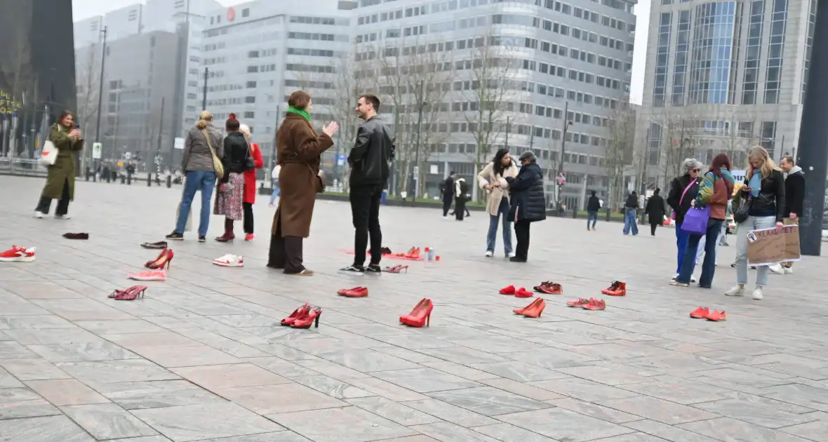 Rode hakken-demonstratie vraagt aandacht voor femicide - Foto 8