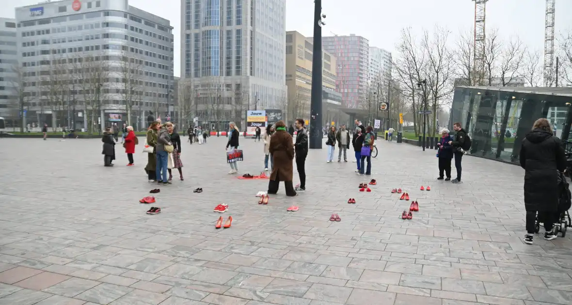 Rode hakken-demonstratie vraagt aandacht voor femicide - Foto 9