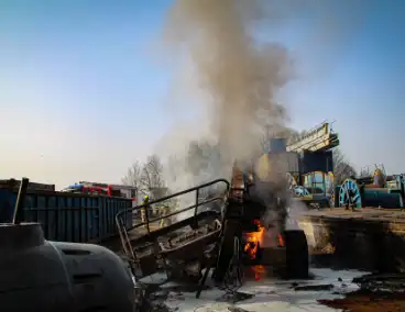 Hoogwerker in brand leidt tot grote rookontwikkeling
