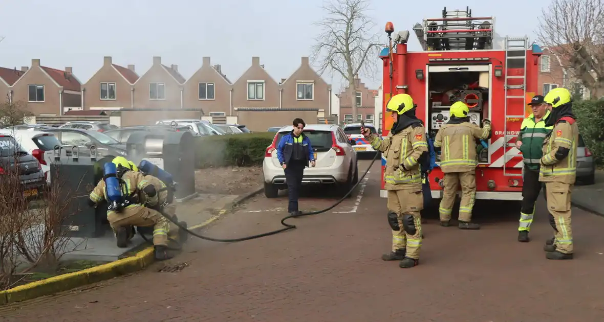 Brand in ondergrondse afvalcontainer geblust