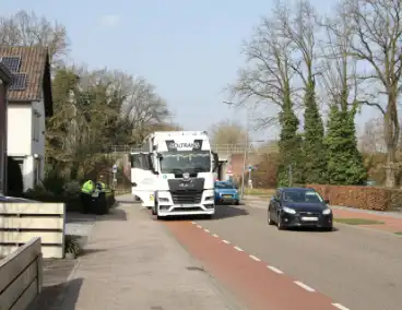 Vrachtwagen botst op spoorviaduct en veroorzaakt verkeershinder