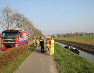 Auto in het water na eenzijdig ongeval