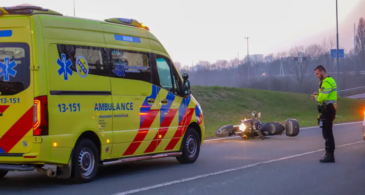 Motorrijdster gewond na ongeval op snelweg - Foto 1