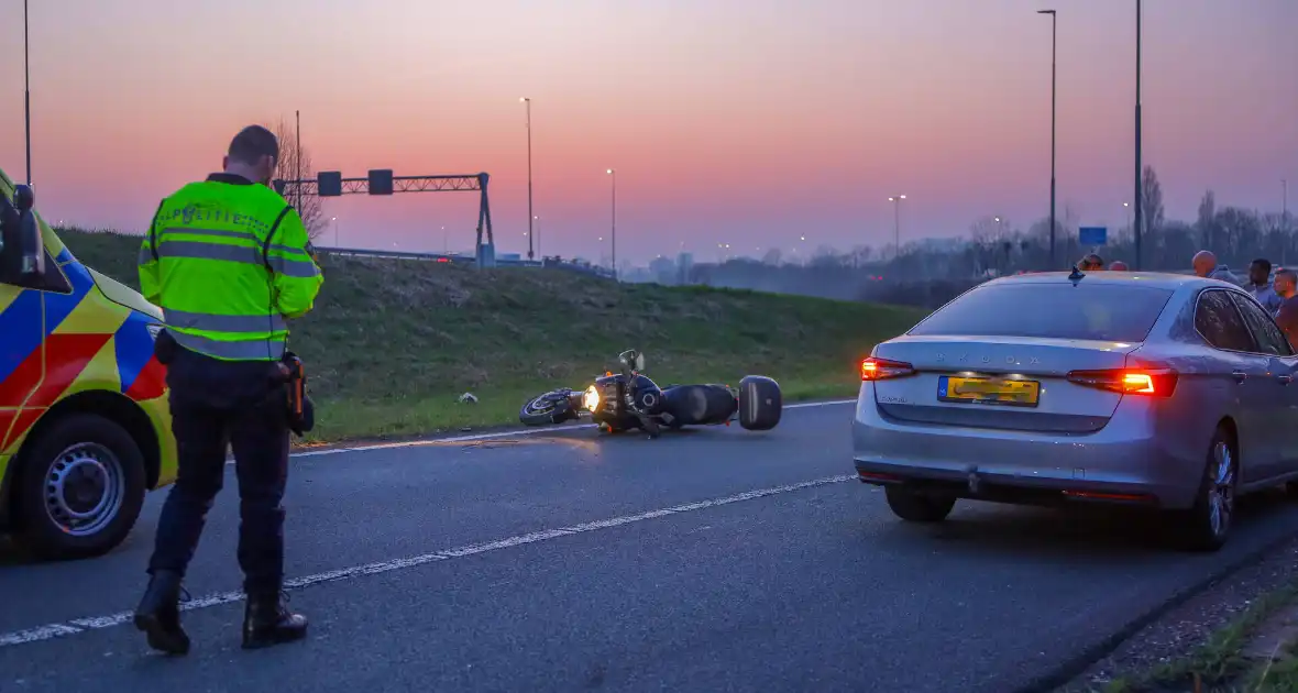 Motorrijdster gewond na ongeval op snelweg - Foto 2