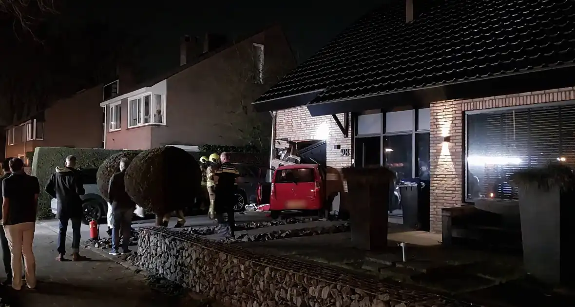 Auto rijdt woning binnen - Foto 1