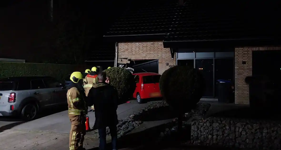 Auto rijdt woning binnen - Foto 2