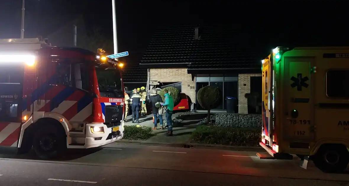 Auto rijdt woning binnen - Foto 3