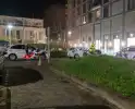 Politie met kogelwerende vesten naar flatwoning